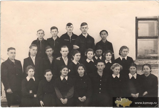Т. Шаханов с одноклассниками